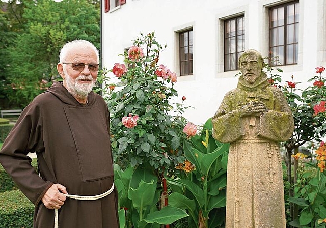 Pater Paul im Garten des Kapuzinerklosters Olten – neben einer Büste des heiligen Franz von Assisi. (Bild: Achim Günter)