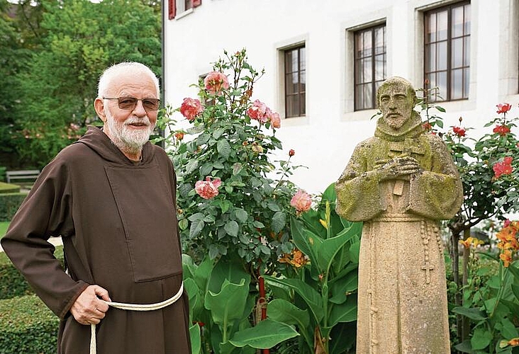 Pater Paul im Garten des Kapuzinerklosters Olten – neben einer Büste des heiligen Franz von Assisi. (Bild: Achim Günter)