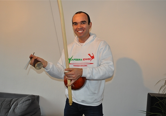 Fabricio Rabelo schätzt am Capoeira die Vermischung mit der brasilianischen Musik und beherrscht Instrumente wie den Berimbau (Abbildung) einwandfrei. vwe)