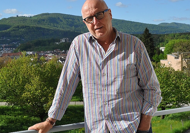Rolf Furrer auf seinem Balkon mit Blick über die mitgestaltete Stadt Olten. vwe)
