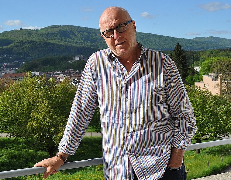 Rolf Furrer auf seinem Balkon mit Blick über die mitgestaltete Stadt Olten. vwe)