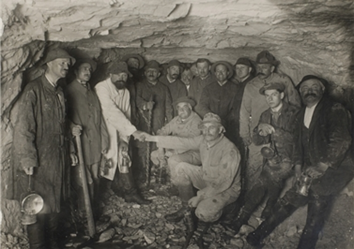 Tunnelarbeiter am 10. Juli 1914 nach einem geglückten Durchschlag beim Bau des Hauenstein-Basistunnels. (Bild: Friedrich Aeschbacher) Tunnelarbeiter am 10. Juli 1914 nach einem geglückten Durchschlag beim Bau des Hauenstein-Basistunnels. (Bild: Friedrich Aeschbacher)