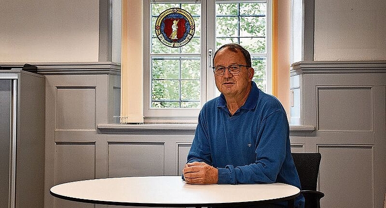 Dieter Leu am kleinen runden Tisch im Gemeindehaus Rickenbach. (Bild: Franz Beidler)