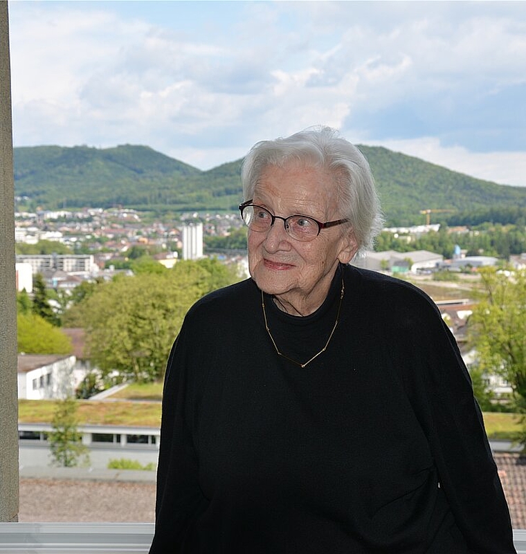 «Die Aussicht aus meinem Zimmer geniesse ich täglich», so die 91-jährige Rosmarie Küchler. vwe)