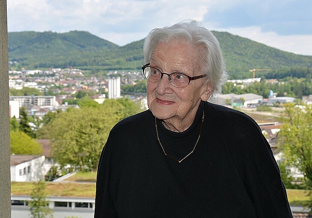 «Die Aussicht aus meinem Zimmer geniesse ich täglich», so die 91-jährige Rosmarie Küchler. vwe)