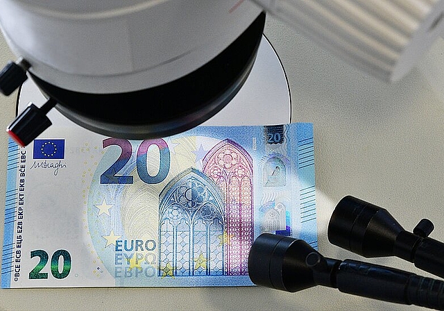 Überprüfung einer 20 Euro Banknote. (Bild: Deutsche Bundesbank)