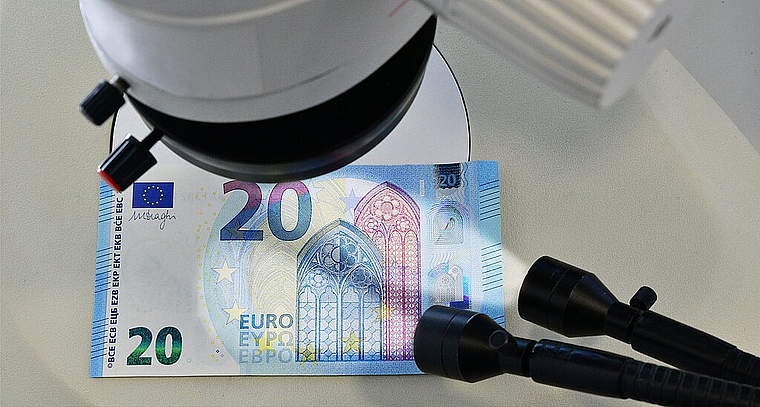 Überprüfung einer 20 Euro Banknote. (Bild: Deutsche Bundesbank)