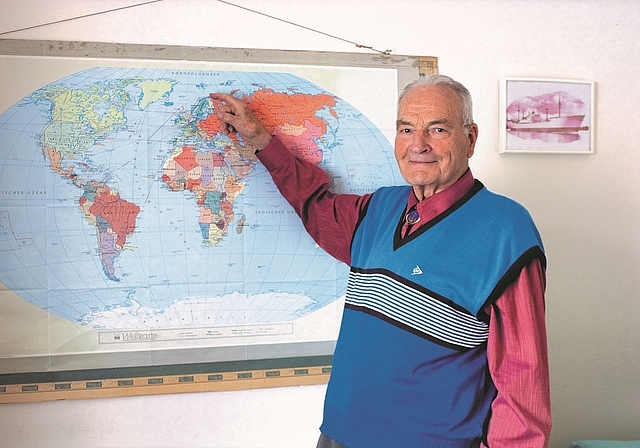 Jack Voirol posiert im Jahr 2010 in seinem Zimmer im Oltner Altersheim St. Martin. (Bild: Carla Schmid)
