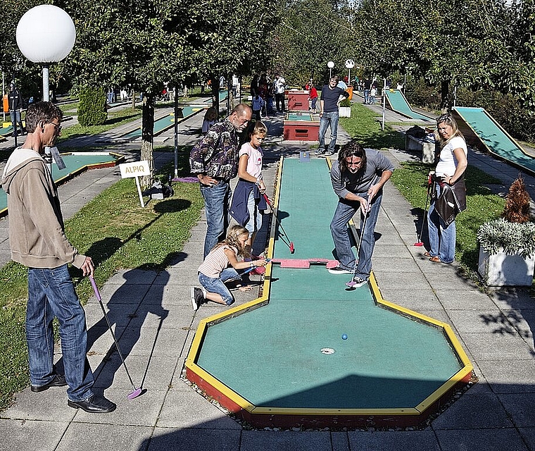 Dieses Bild mit vielen Besuchern und belebter Minigolf Anlage wird sich voraussichtlich in diesem Sommer nicht zeigen. (Bild: Olten Tourismus)