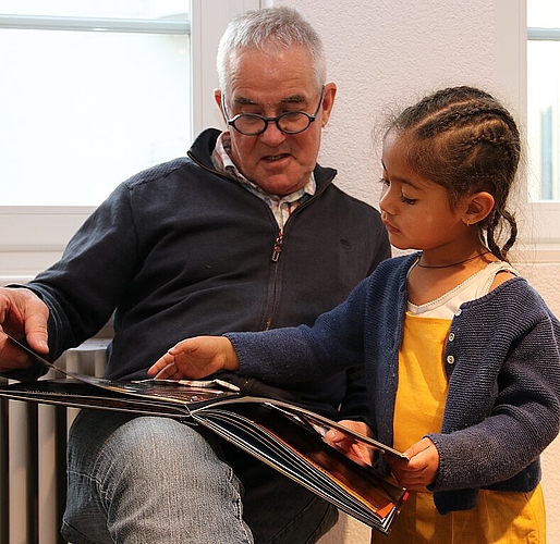 Urs Richle aus Aarau verweilte mit seiner Tochter im Museumspädagogikraum, wo sich Elshadai mit viel Freude den Bilderbüchern widmete. (Bild: mim)
