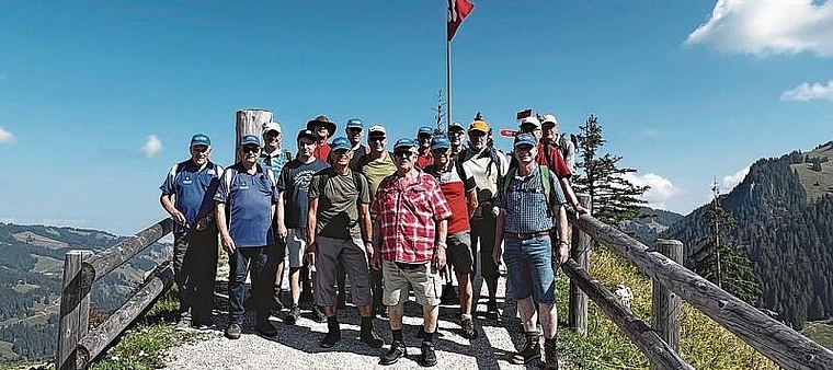 Die Turnergruppe beim Fototermin auf der Riggisalp. (Bild: ZVG)