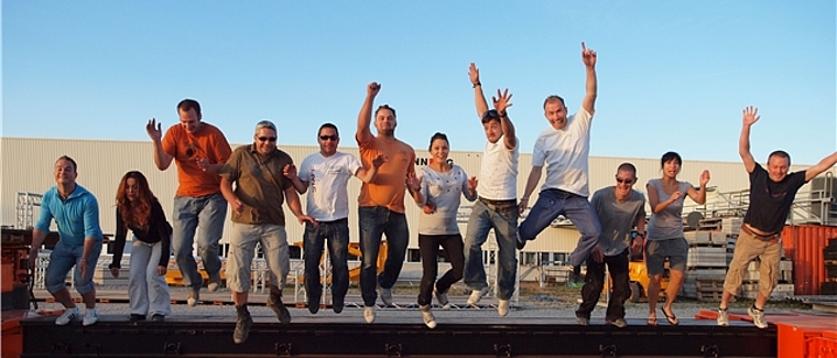 Immer für einen Spass bereit - das Team szeneZED Christoph Burkhardt (Vierter von rechts), sein Bruder Philip Burkhardt (Dritter von rechts), Pascal Grimm (Erster von rechts), Roger Meister (Siebter von rechts) und Mike Zettel (Fünfter von rechts)