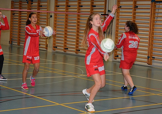 Immer mittwochs feilt die U12-Mannschaft des TV Olten an ihrer Faustballtechnik. Aktuell belegen die Juniorinnen den zweiten Saisonplatz. (Bild: vwe)