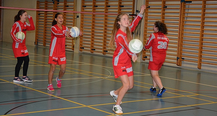 Immer mittwochs feilt die U12-Mannschaft des TV Olten an ihrer Faustballtechnik. Aktuell belegen die Juniorinnen den zweiten Saisonplatz. (Bild: vwe)