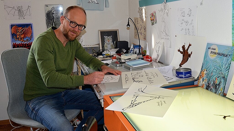 Der Zeichner Nicolas d’Aujourd’hui, hier in seinem «nix-productions»-Atelier in Basel, versteckt sich mit seinem interaktiven Live-Comix hinter einem von «23 Türchen» des Oltner Kultur-Adventskalenders «23 Sternschnuppen» im Kino Capitol.