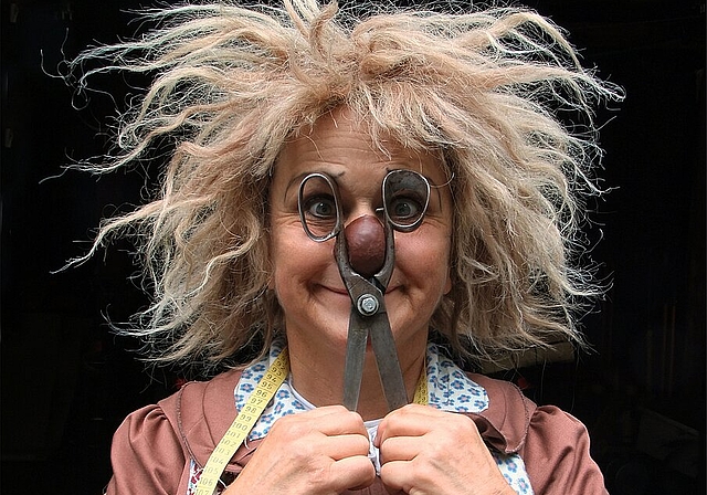 Die Clown-Komödiantin Gardi Hutter richtet am Donnerstag, 25. Januar im Stadttheater Olten mit der grossen Schere an. (Bild: ZVG)