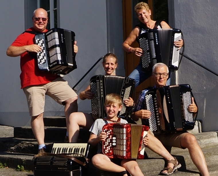 (v.l. stehend) Vorstandsmitglied Stefan Rytz und Präsidentin Isabelle Meier mit (sitzend) Karin Rytz, Jürg Ammann und Valentin Rytz (vorne), auf der Treppe ihres Probelokals in Schönenwerd. (Bild: Franz Beidler)