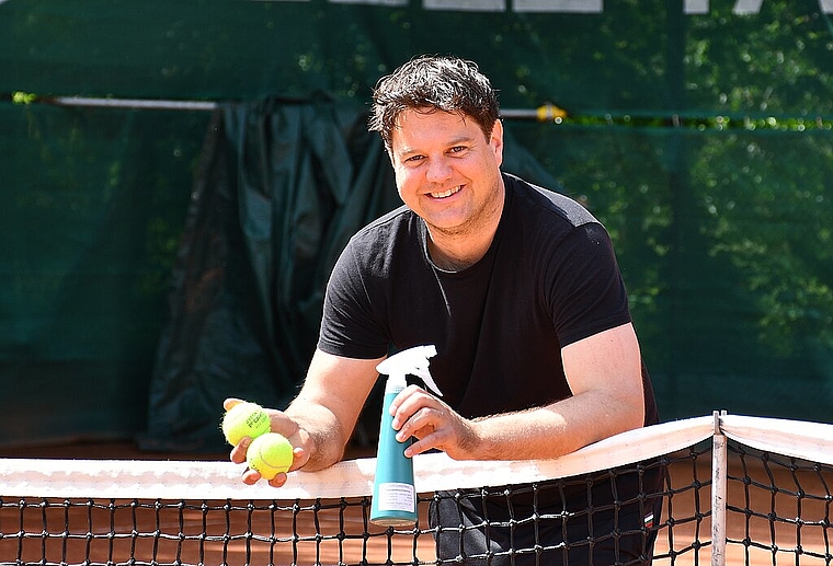 Tennisbälle und Desinfektionsmittel: Marco Meyer, Präsident des TC Froburg Trimbach, zeigt, wie Tennis nach der Coronapandemie aussieht. (Bild: Franz Beidler)