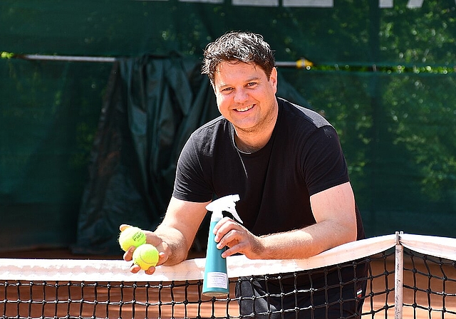 Tennisbälle und Desinfektionsmittel: Marco Meyer, Präsident des TC Froburg Trimbach, zeigt, wie Tennis nach der Coronapandemie aussieht. (Bild: Franz Beidler)