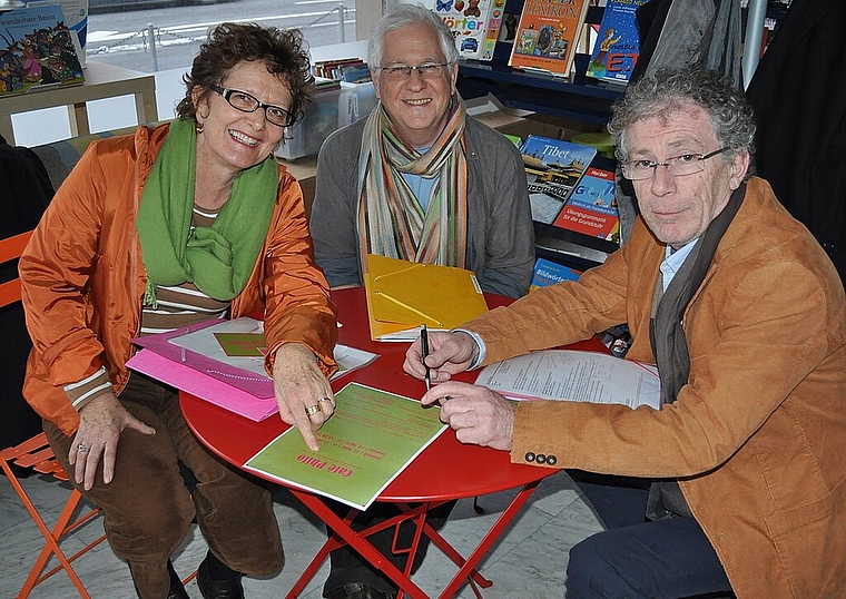 Verena Zimmermann (v.l.), Markus Meyer und Karl Kirschbaum bei der Planung der nächsten Café Philo-Anlässe. mim)