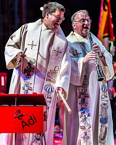 Der alte und der neue Circus-, Markthändler- und Schaustellerseelsorger Ernst Heller (rechts) und Adrian Bolzern 2014 im Zirkus Knie mit den speziell angefertigten Stolas, die die Pfarrer bei jedem Einsatz tragen. (Bild: Thomas Biasotto) 
