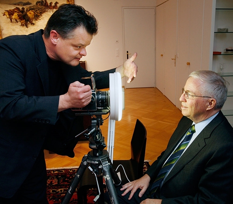 Karl-Heinz «Charly» Hug fotografiert seit Jahrzehnten im Bundeshaus in Bern und weiss einige gute Geschichten aus dieser Welt zu erzählen. (Bild: ZVG)