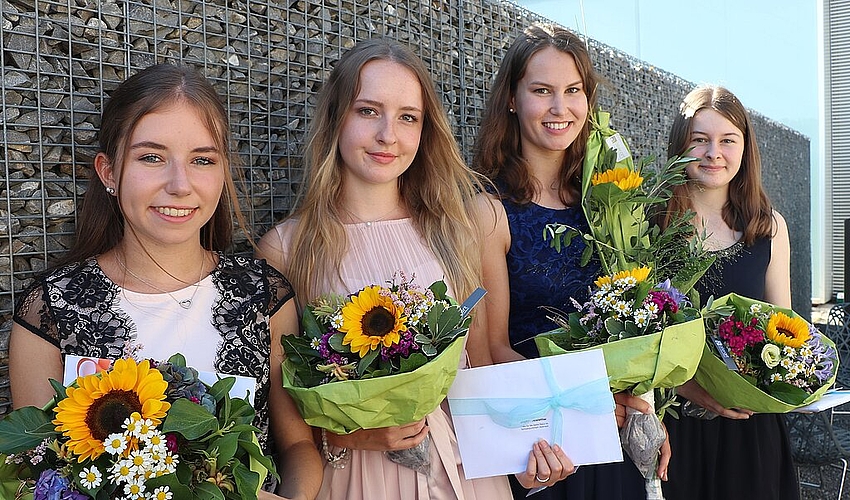 Preisträgerinnen der Schwerpunkte L und W: (v.l.) Lisa Merz, Sophia Hostettler, Sarah Wigger und Lara Bolliger. (Bild: ZVG)

