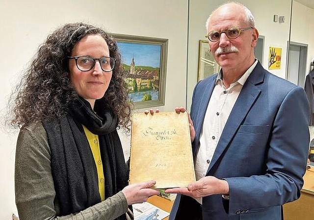 Sandra Morach und Marc Hofer präsentieren die Stadtrechtsurkunde von 1592. (Bild: Caspar Reimer)