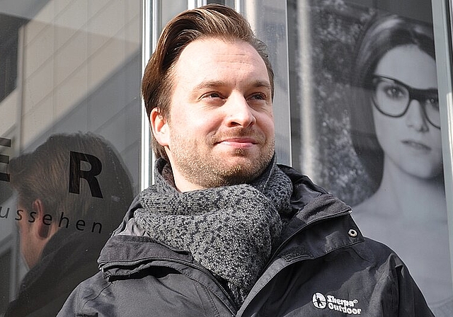 Michael Isler will hoch hinaus — vor dem Optikergeschäft seines Vaters in Olten und neben einer Fotografie von ihm. mim)
