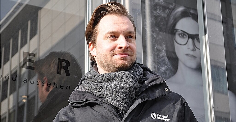 Michael Isler will hoch hinaus — vor dem Optikergeschäft seines Vaters in Olten und neben einer Fotografie von ihm. mim)