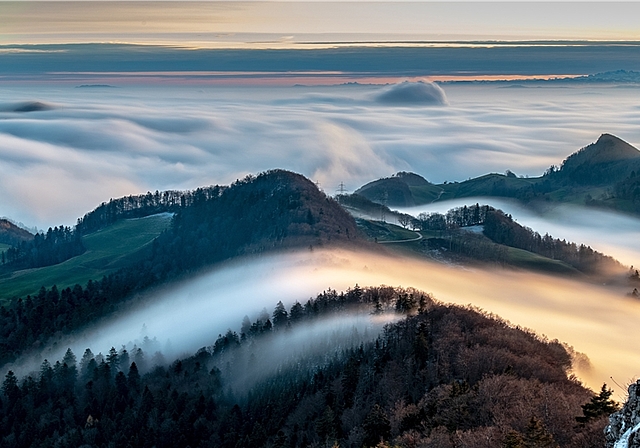Diese Nebelwelle legt sich über die Bäume, Hügel und Häuser des Juras. Fotografisch festgehalten hat sie der ambitionierte Amateur Erwin von Arx. (Bild: ZVG)