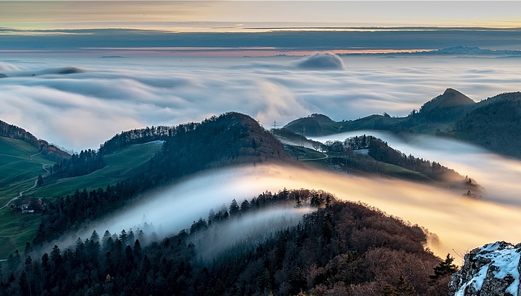 Diese Nebelwelle legt sich über die Bäume, Hügel und Häuser des Juras. Fotografisch festgehalten hat sie der ambitionierte Amateur Erwin von Arx. (Bild: ZVG)