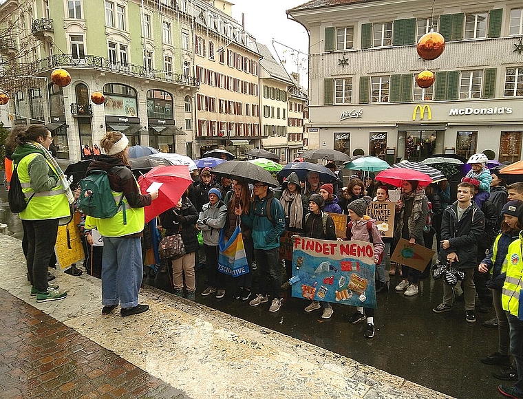 Rund 100 Menschen demonstrierten am 29. November am internationalen Klimastreik auch in Olten. (Bild: A. Strähl)