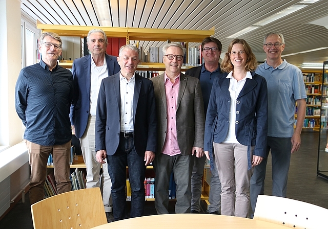 Mitglieder des Trägervereins des Buchfestivals Olten, Künstler und Veranstalter (v.l.): Alex Summermatter (Kassier), Jörg Binz (Plakat-Künstler), Georg Berger (Präsident), Christoph Rast (Veranstalter), Thomas Knapp (Vizepräsident), Wiebke Stei
