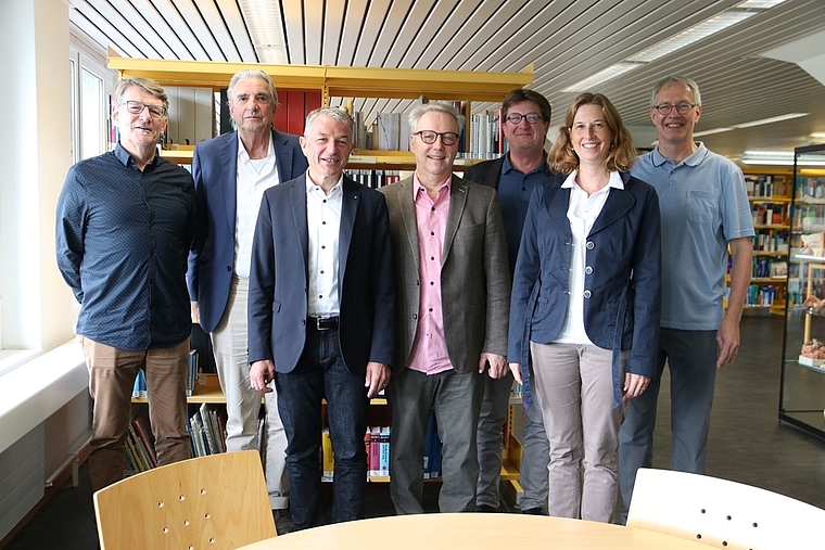 Mitglieder des Trägervereins des Buchfestivals Olten, Künstler und Veranstalter (v.l.): Alex Summermatter (Kassier), Jörg Binz (Plakat-Künstler), Georg Berger (Präsident), Christoph Rast (Veranstalter), Thomas Knapp (Vizepräsident), Wiebke Stei