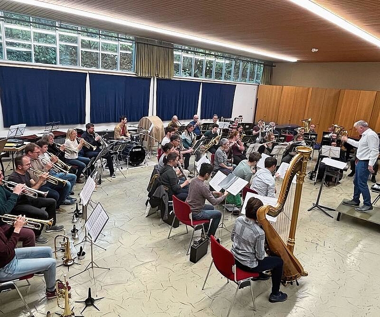 Die Stadtmusik Olten probt konzentriert für das Adventskonzert am 27. November in der Stadtkirche Olten. (Bild: Andrea von Wartburg)