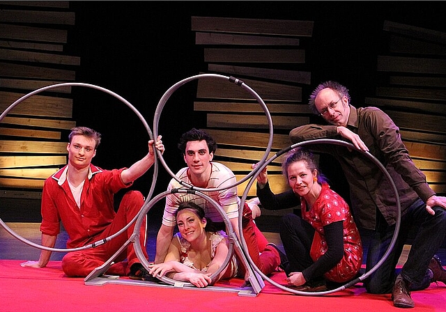Das «Trio Anneaux» mit dem Künstlerduo Cécile Steck und Didi Sommer (rechts) alias Comedia Zap. mim)
