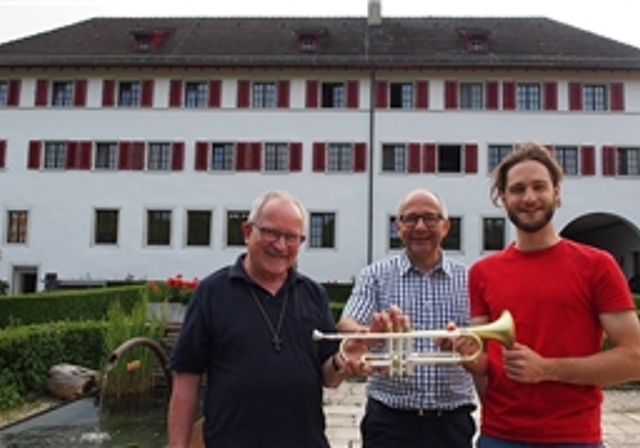 Freuen sich über den Auftritt im Klostergarten (v.l.): Bruder Josef Bründler, Pius Heer und Stephan Fröhlicher. (Bild: ZVG)
