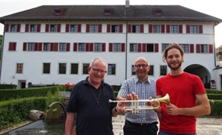 Freuen sich über den Auftritt im Klostergarten (v.l.): Bruder Josef Bründler, Pius Heer und Stephan Fröhlicher. (Bild: ZVG)