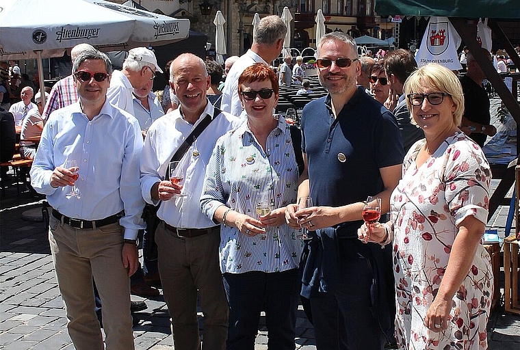 Der Oltner Stadtrat auf dem Marktplatz. Er nahm Ende Juni an den Jubiläumsfeierlichkeiten der ostdeutschen Partnerstadt Altenburg teil. (Bild: ZVG)