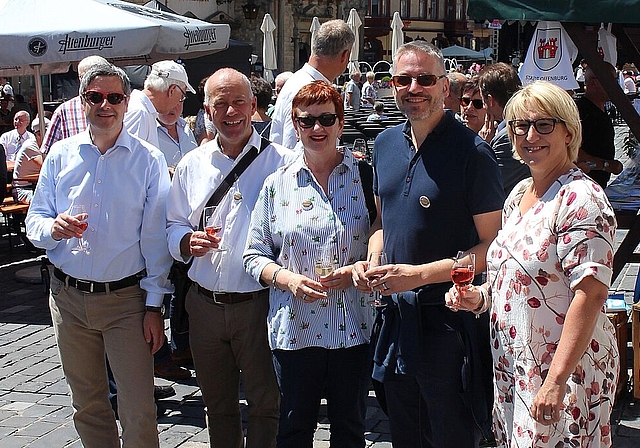 Der Oltner Stadtrat auf dem Marktplatz. Er nahm Ende Juni an den Jubiläumsfeierlichkeiten der ostdeutschen Partnerstadt Altenburg teil. (Bild: ZVG)