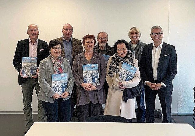 Iris Schelbert-Widmer (Mitte, vorne) präsentierte die neue Ausgabe. (Bild: CAR)