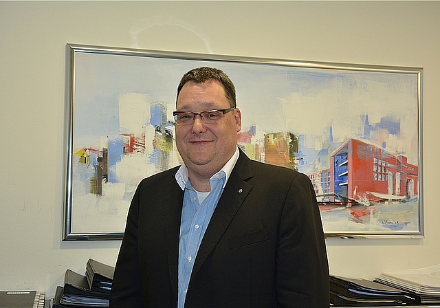 Marc Thommen, CEO W. Thommen AG, freut sich über sein Amt, welches ihm die Stadtschützen Olten verliehen haben. (Bild: jpi)