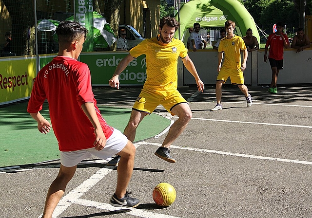 Ein Multikulti Strassenfussballturnier vor der Schützi Olten. (Bild: Sonja Furter)