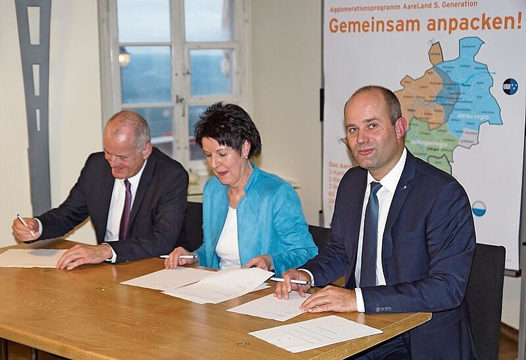 Die drei Regierungsräte (v.l.) Stephan Attiger (Aargau), Sandra Kolly (Solothurn) und Fabian Peter (Luzern) unterzeichnen auf dem Sälischlössli gemeinsam den Trägerschaftsvertrag des Agglomerationsprogramms. (Bild: Achim Günter)