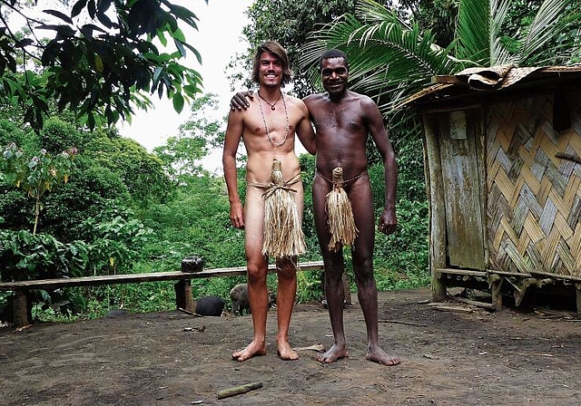 Abenteurer Raphael Fischer, wie das einheimische Stammesmitglied nur mit einer Namba bekleidet, im Dschungel von Tanna. (Bild: ZVG)