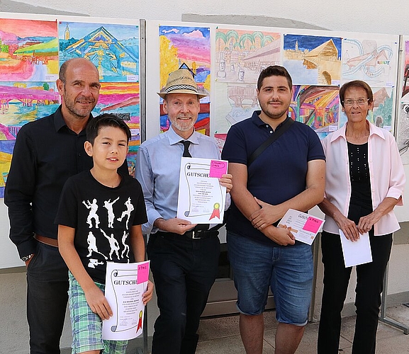 Die Gewinner des Foto- und Malwettbewerbs mit Andreas Rogen-moser (l.), dem Teamleiter Firmenkunden beim Sponsor Baloise Bank SoBa in Olten: (v.l.) Kai Wagner, Lehrer Josef Haefely, Danilo Suma und Margrit Stäheli. (Bild: mim)
