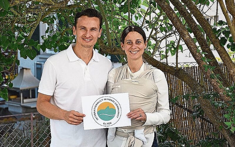 Die Initianten der International(ly-minded) Community Olten: Kirill und Jessica Bourovoi und ihr Sohn, der vor einem Monat zur Welt kam. (Bild: Franz Beidler)