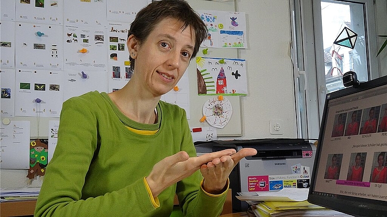 Marina Ribeaud führt Interessierte an der Oltner Buchmesse in die Gebärdensprache ein. (Bild: ZVG)