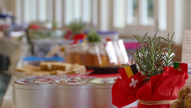 Lauter kulinarische Köstlichkeiten aus unterschiedlichen Kulturen gab es am Schulmorgen zu entdecken. (Bild: ZVG)